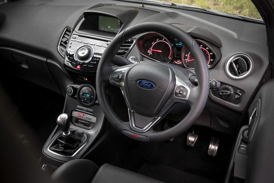  Ford Fiesta ST200 2016 года  (UK) (фото 29 из 31)